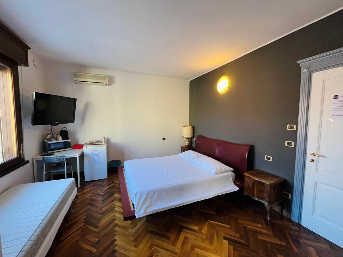 Viale Manzoni Hotel Сасуоло Екстериор снимка